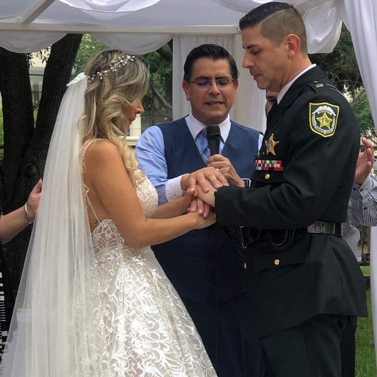 La ceremonia religiosa celebrada en Rosen Centre Hotel localizado en Orlando (Florida) y fue oficiada por el pastor colombiano Henry Patiño.